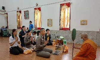 Make merit and offerings to monks At Wat Phet Samut Worawihan